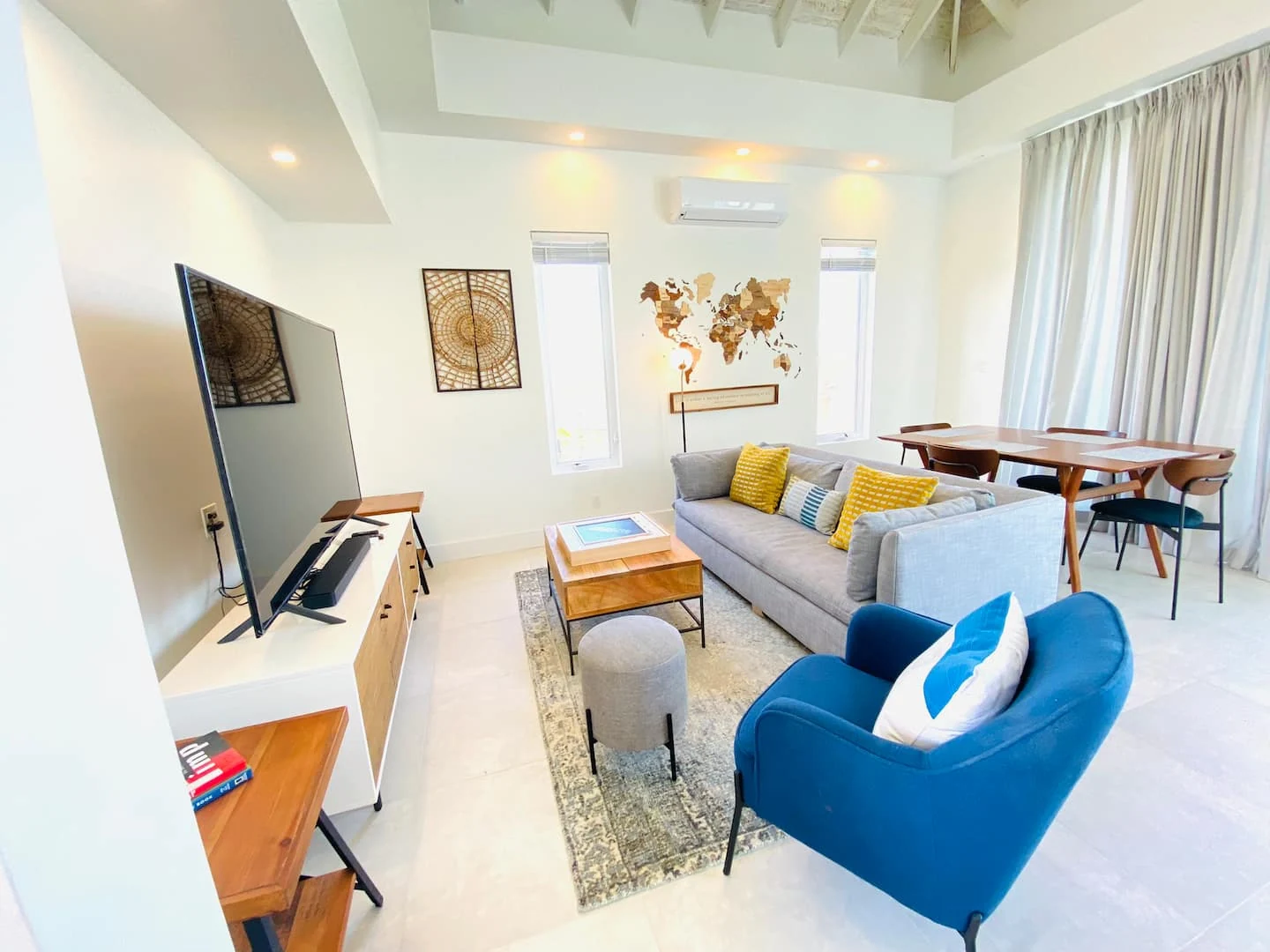 Airy living and dining room at Vista Cove